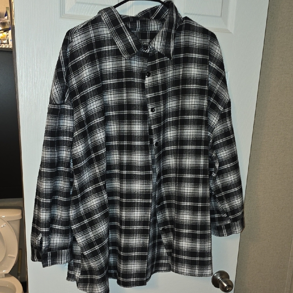 SHEIN Curve Black & White Plaid Oversized Button-Up - Picture 3 of 3